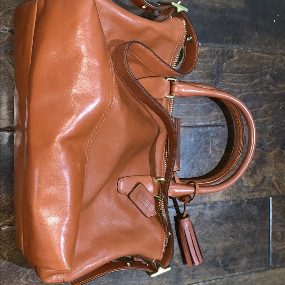 Women’s coach single compartment crossbody purse